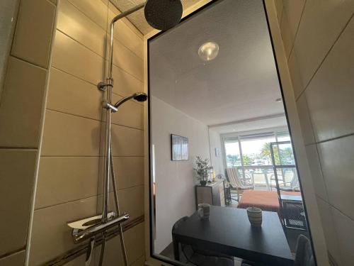 La salle de bains est pourvue d'un grand miroir et d'un lavabo. dans l'établissement Studio 2 couchages Cap d'Agde naturisme CN040-722, au Cap d'Agde