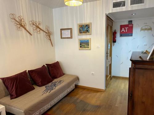 a living room with a couch in a room at Pura Vida in Águilas