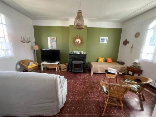 une chambre avec un lit et un salon dans l'établissement Maison avec jardin à 150 m de la plage, à La Plaine-sur-Mer