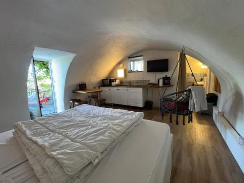 Charmant studio, maison en pierre, terrace and garden