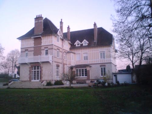 Photo de la galerie de l'établissement APPARTEMENT CHESTERFIELD SPACIEUX DANS CHATEAU CALME PARKING privé, à Senlis