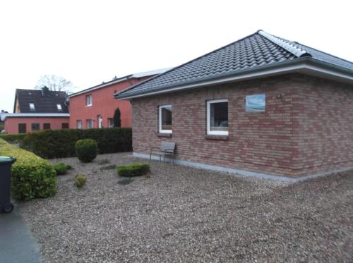 una casa de ladrillo con un cementerio en Jens Beste Stuuv, en Gelting