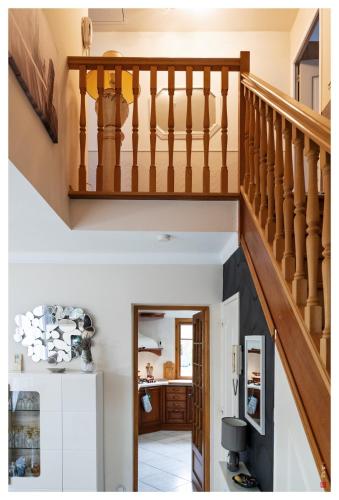 - un escalier dans une maison avec des murs blancs et du bois dans l'établissement Charmante maison entre Paris et Disney, à Courtry