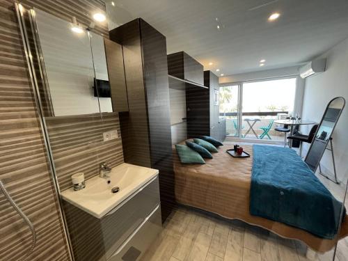 - une chambre avec un lit, un lavabo et une salle de bains dans l'établissement Studio 2 couchage Cap d'Agde Naturisme CN040-742, au Cap d'Agde