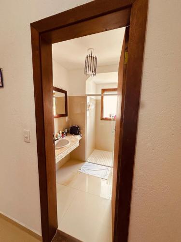 Et badeværelse på Charming little paradise steps away from the beach