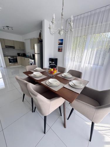 Η κουζίνα ή μικρή κουζίνα στο Nissini Wana Luxury Villa