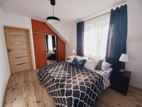 Ένα ή περισσότερα κρεβάτια σε δωμάτιο στο apartament 95 m2 - 300 metrów od morza, 50 metrów od jeziora Jamno