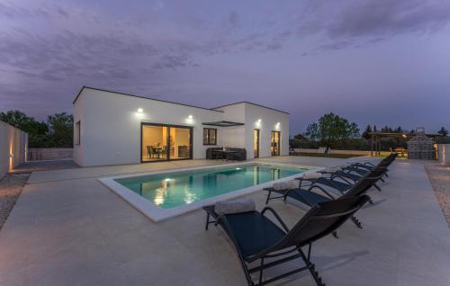 Πισίνα στο ή κοντά στο Villa Justin