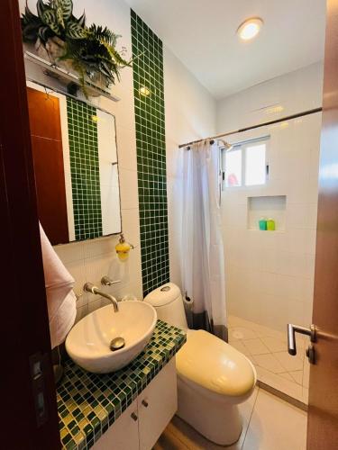 a bathroom with a sink and a toilet at Lindo Depto estilo vintage a una cuadra del bulevar 3er piso in Isla Sacrificios
