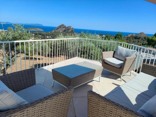 un patio avec une table et des chaises sur un balcon dans l'établissement L'Escapade des Calanques, à La Ciotat