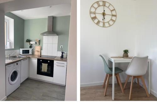 une cuisine avec une table et une horloge au mur dans l'établissement Appartement a 2 min de la plage, à Le Portel