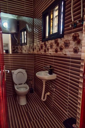 un bagno con un water e un lavandino di SERENITY Flat3 a Pointe-Noire