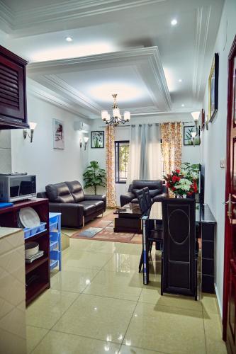 un soggiorno con un divano e un tavolo di SERENITY Flat3 a Pointe-Noire