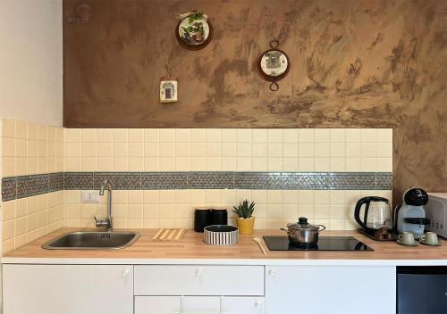 una cocina con fregadero y encimera en Rosemary s House Napoli City Apartment con Parcheggio, en Nápoles