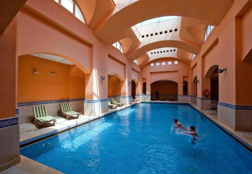 Bazén v ubytování Appartement 4 personnes bien équipé dans un hôtel 4 étoiles en Tunisie nebo v jeho okolí