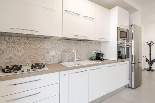 Kuchyň nebo kuchyňský kout v ubytování la casa di valeria con piscina