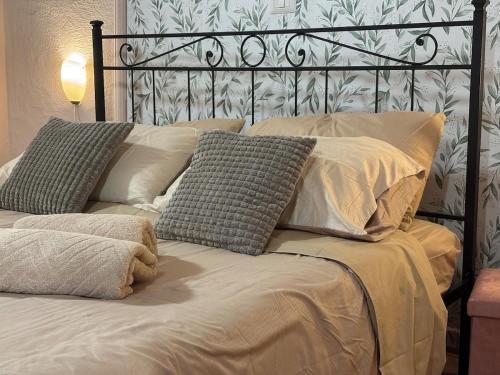 un lit avec deux oreillers dessus dans l'établissement Casetta privata nel corso, à Pitigliano