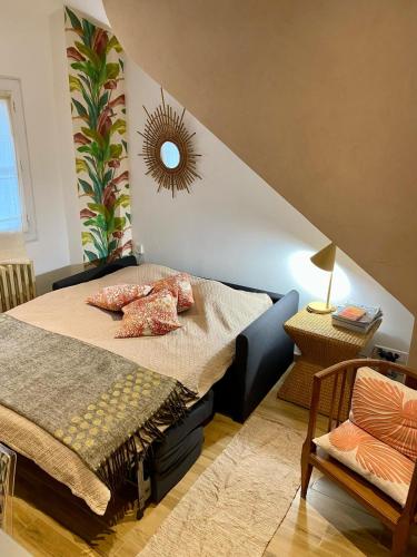 une chambre avec un lit et un miroir au mur dans l'établissement Maison Méditerranéenne proche du cœur de ville, avec piscine, à Toulon