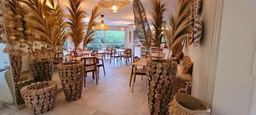 a dining room with tables and chairs in a restaurant at Hotel Tennis International in Cap d'Agde