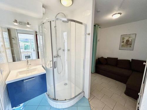 une salle de bain avec douche et lavabo dans l'établissement Maison T2 4 couchages CAP D'AGDE NATURISME CN050-143, au Cap d'Agde