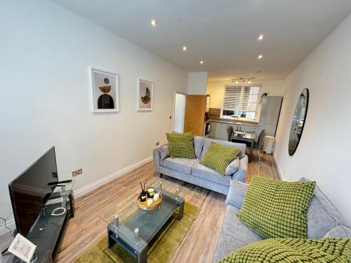 a living room with two couches and a tv at STUNNING APARTMENT - 2 DOUBLE BEDROOMS - EN-SUITE - FREE ALLOCATED PARKING - JQ QUARTER - BIRMINGHAM CITY CENTRE - SLEEPS 6 GUESTS - 2 BATHROOMs in Birmingham