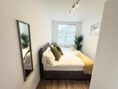 Postel nebo postele na pokoji v ubytování THE PHEONIX SUITE - 2 BEDROOMS - FREE ALLOCATED PARKING - JQ LIVING - BIRMINGHAM CITY CENTRE - SLEEPS 5 - LUXURY - 2 BATHROOMs