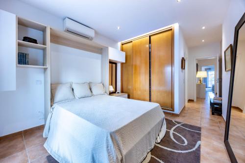 ein Schlafzimmer mit einem weißen Bett in einem Zimmer in der Unterkunft South East Wind Apartment in Lagos