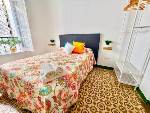a bedroom with a bed with a colorful bedspread at Apartamento centro 1A in Huelva