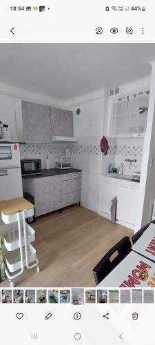 une cuisine avec une table et un comptoir dans l'établissement Hyères 4-personnes studio avec balcon, à Hyères