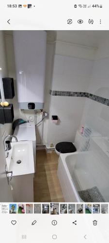 La salle de bains blanche est pourvue d'une baignoire et de toilettes. dans l'établissement Hyères 4-personnes studio avec balcon, à Hyères