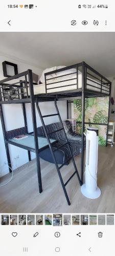 Ce lit superposé noir se trouve dans un dortoir. dans l'établissement Hyères 4-personnes studio avec balcon, à Hyères