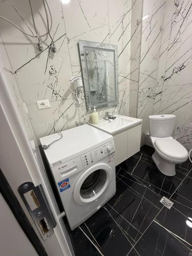 クルヤにあるKlito`s Homeのバスルーム(シンク内の洗濯機付)