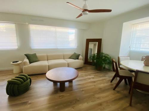 un salon avec un canapé et une table dans l'établissement Appartement 80m2, Le Mourillon, Toulon, à Toulon