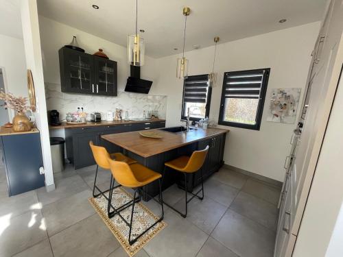 Dapur atau dapur kecil di Grande maison- 10 mn circuit 24h