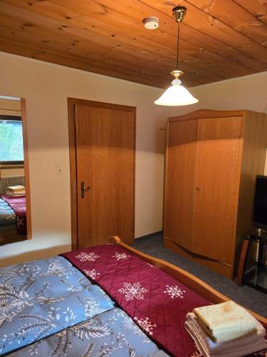 Una cama o camas en una habitación de Dana