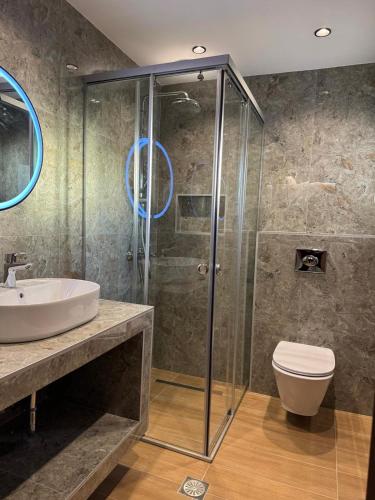 Bilik mandi di CARISSA SUITES a