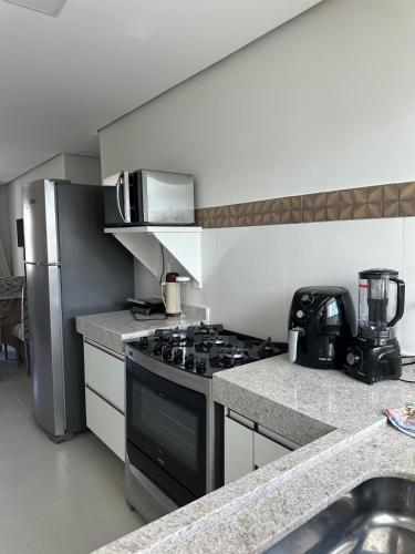 Η κουζίνα ή μικρή κουζίνα στο Apartamento Coqueiros - Próximo a Orla