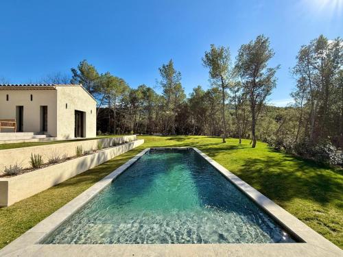 une piscine dans l'arrière-cour d'une maison dans l'établissement Maison Cézanne, au Tholonet