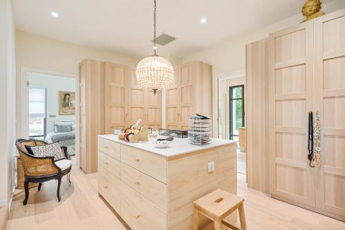 une cuisine avec des placards en bois et un lustre dans l'établissement Maison Cézanne, au Tholonet