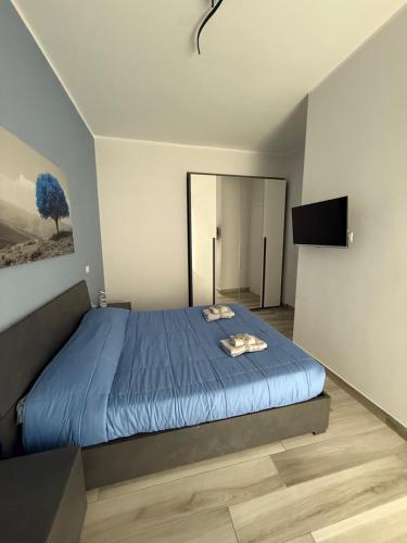 a bedroom with a blue bed in a room at Casa Flavia in Bracciano