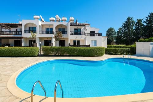 Bazén v ubytování Ibiscus Apt with Pool, walk to beach, Harbour,Kato Paphos nebo v jeho okolí