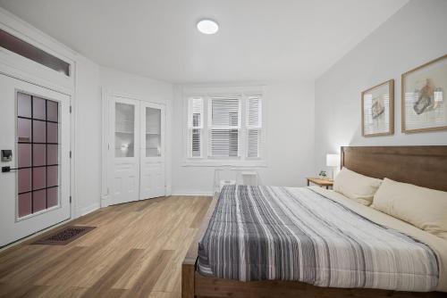 Ένα ή περισσότερα κρεβάτια σε δωμάτιο στο Shadyside, Pittsburgh !C Modern and Bright Private Bedroom with Shared Bathroom
