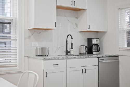 Η κουζίνα ή μικρή κουζίνα στο Shadyside, Pittsburgh !C Modern and Bright Private Bedroom with Shared Bathroom