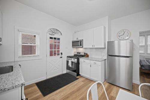 Η κουζίνα ή μικρή κουζίνα στο Shadyside, Pittsburgh !C Modern and Bright Private Bedroom with Shared Bathroom