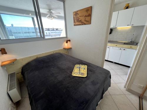 une pièce avec un lit et une table dedans dans l'établissement Apt studio 2 couchages CAP D'AGDE NATURISME CN060-D28, au Cap d'Agde