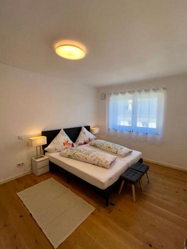 a bedroom with a large bed and a window at Neue Fewo Mosel-Glück - Urlaub im Wein- und Ferienort Bekond - Direkte Autobahnanbindung nach Trier & Luxembourg in Bekond