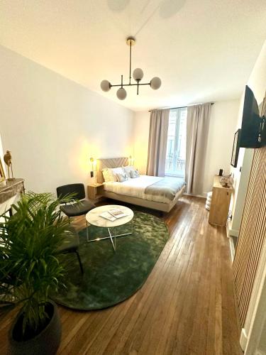 So Guest, Clou dans le fer, modern suite near cathedral