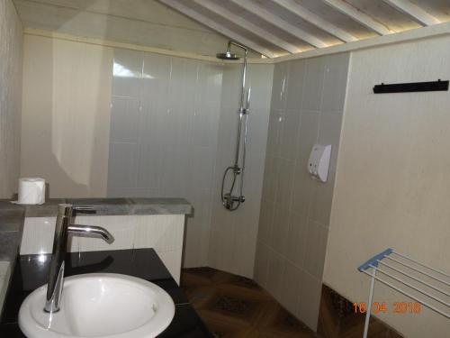 a bathroom with a sink and a shower at Cliff Park Lembongan in Nusa Lembongan