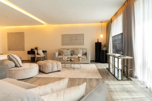 un soggiorno con due divani e una televisione di Suites By Le Rêve a Tangeri