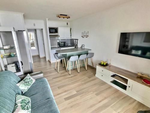 Photo de la galerie de l'établissement 2 P vue panoramique classé 3 étoiles sur la baie de Cannes avec Garage, à Théoule-sur-Mer